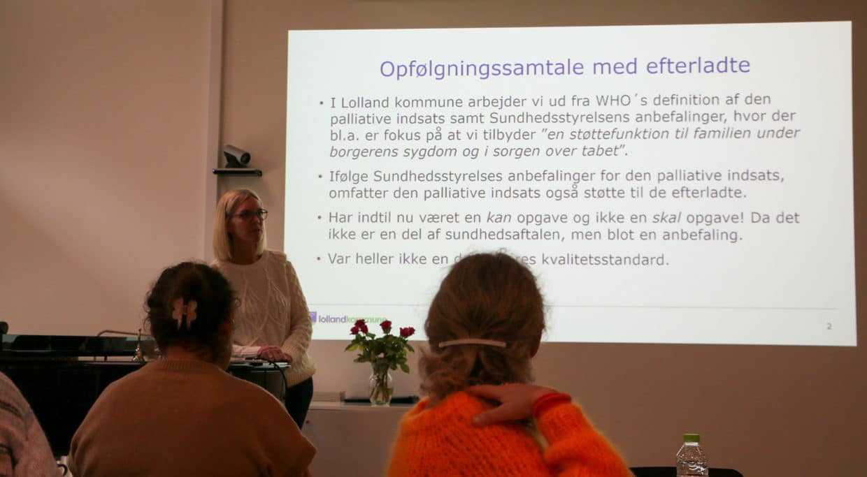 Mette Bott Lauritzen fortæller om Lolland Kommunes samtaler med efterladte på mødet i netværk om palliation på det kommunale basisniveau den 27. oktober 2022.