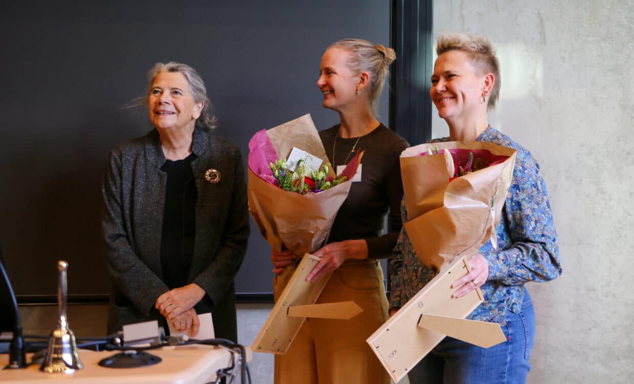 Helen Bernt Andersen uddeler Kræftens Bekæmpelses hæderspris 2024 til Lise Ventzel og Lena Saltbæk