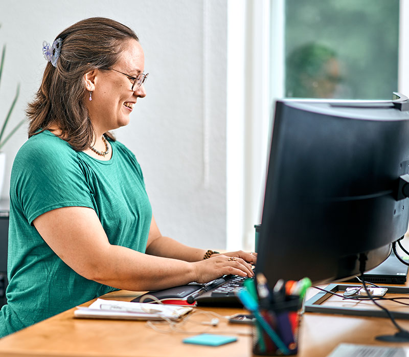 REHPAs kommunikationskonsulent Christina Wendelboe i aktion ved computeren.
